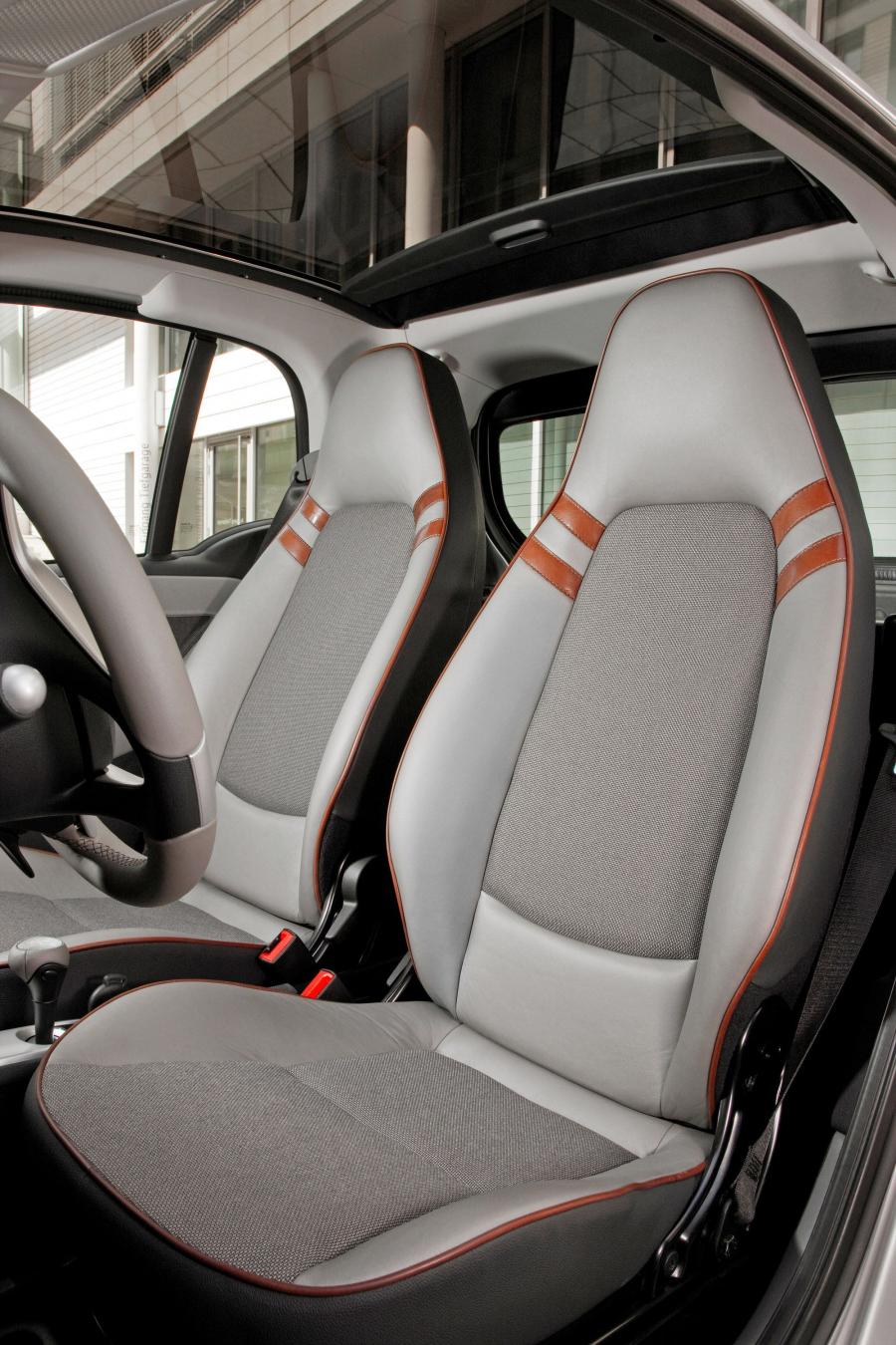 Интерьер Smart ForTwo Electric Drive 2009 года  (фото 22 из 42)